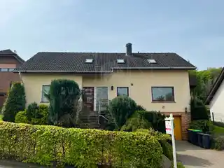 Blick auf das Haus mit Garage