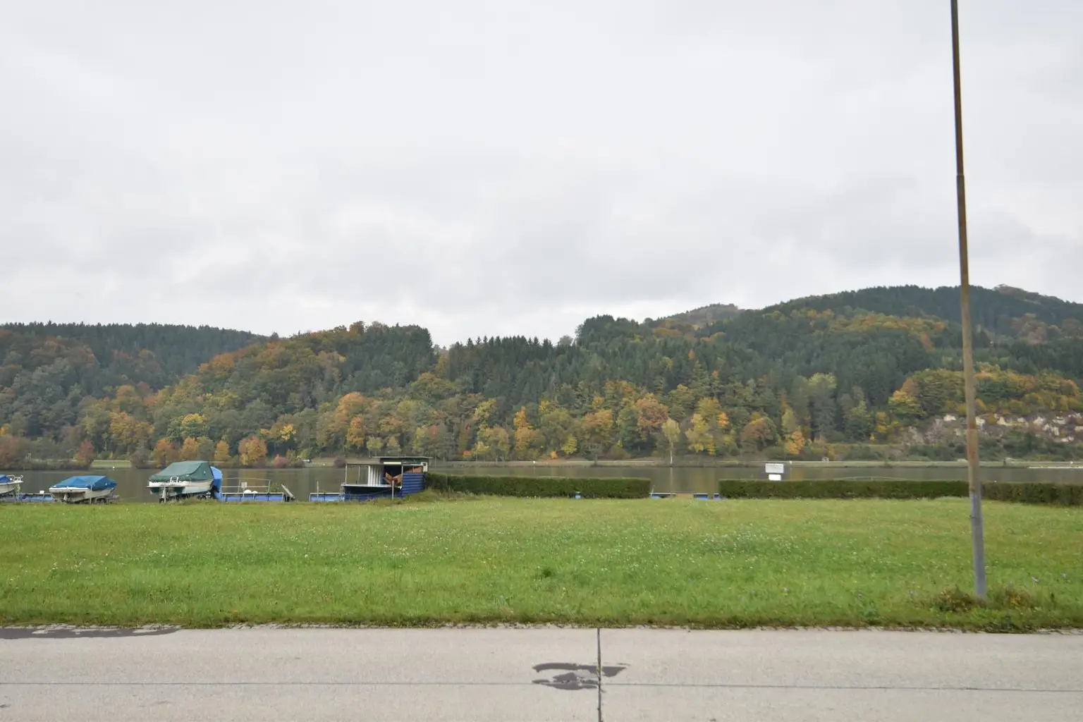 Grundstück mit Blick auf die Donau und sanierungsbedürftigem Bungalow