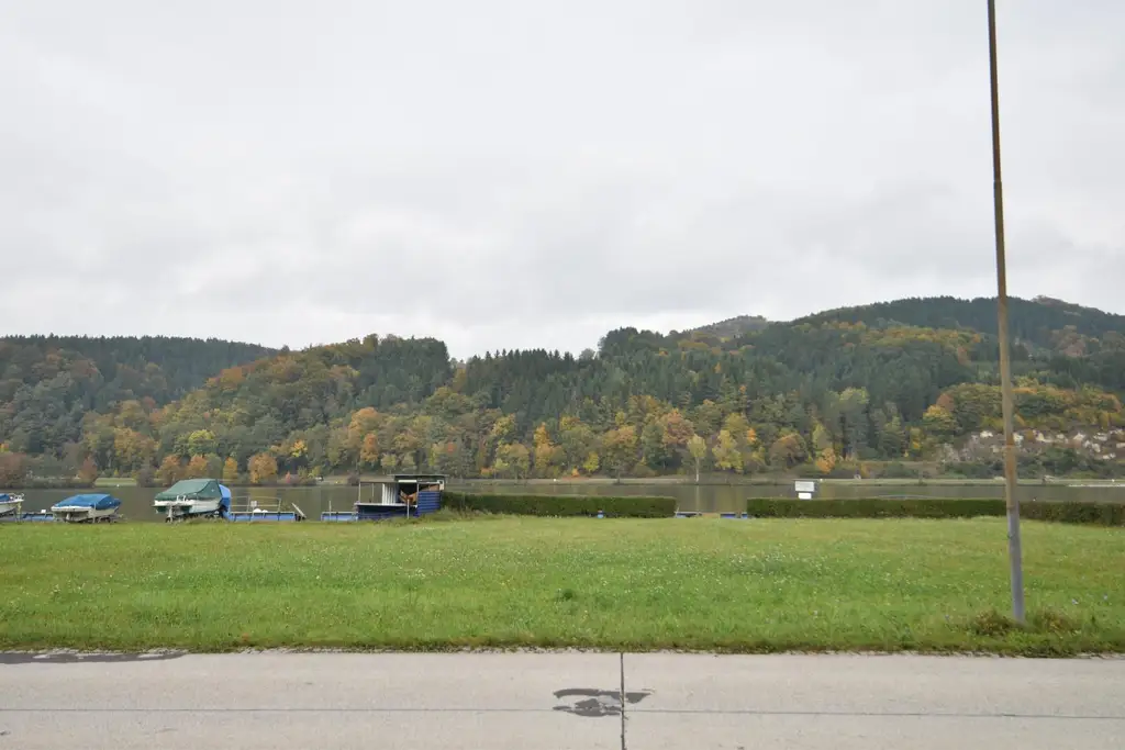 Grundstück mit Blick auf die Donau und sanierungsbedürftigem Bungalow