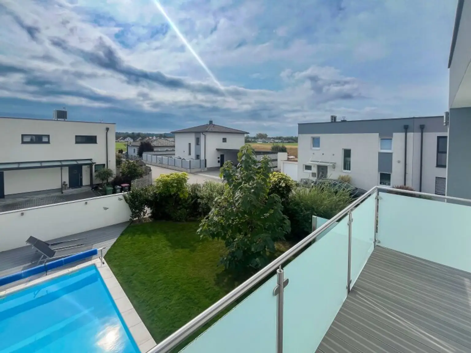 Traumhafte Doppelhaushälfte in Rutzing – Modernes Wohnen mit Pool, Kamin und großzügigem Garten!