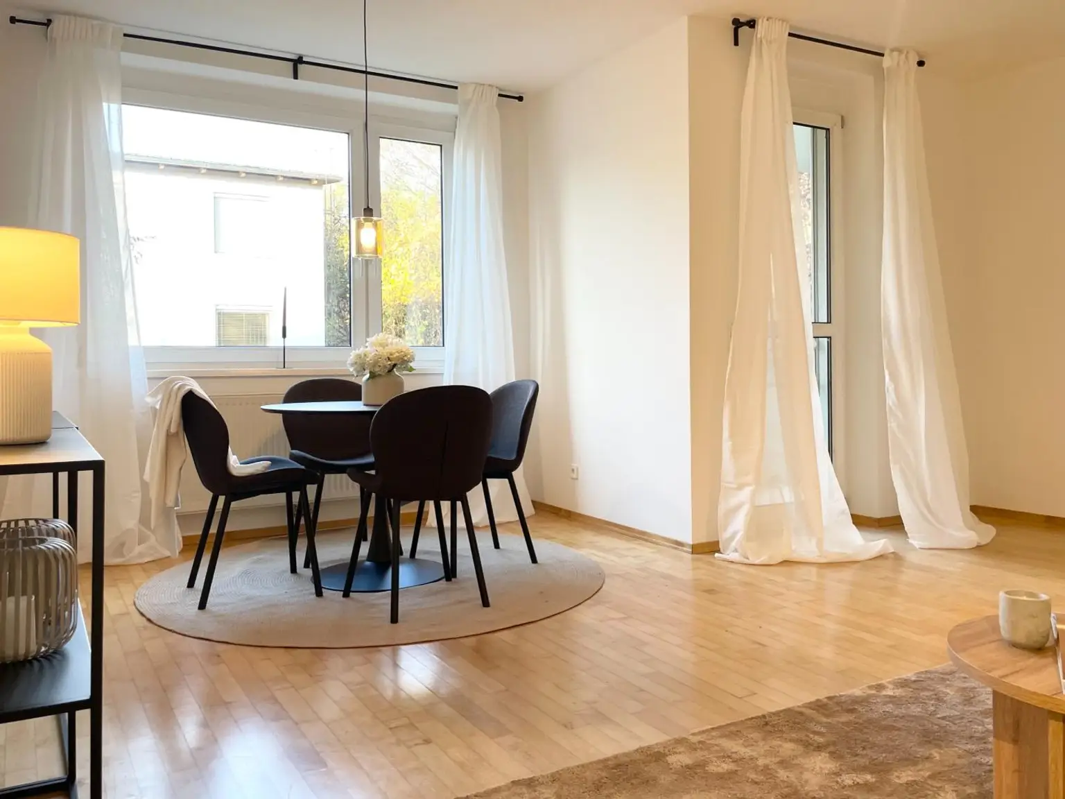 Idyllisch leben am Stadtrand – Lichtdurchflutete Wohnung mit Balkon ins Grüne