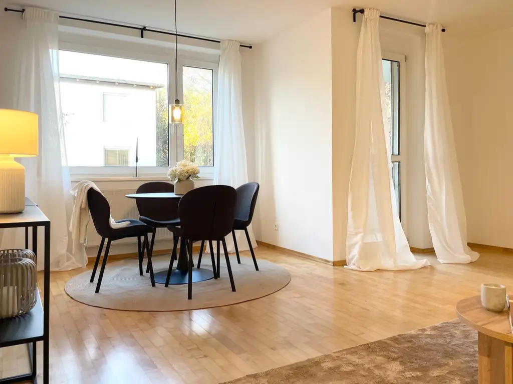 Idyllisch leben am Stadtrand – Lichtdurchflutete Wohnung mit Balkon ins Grüne