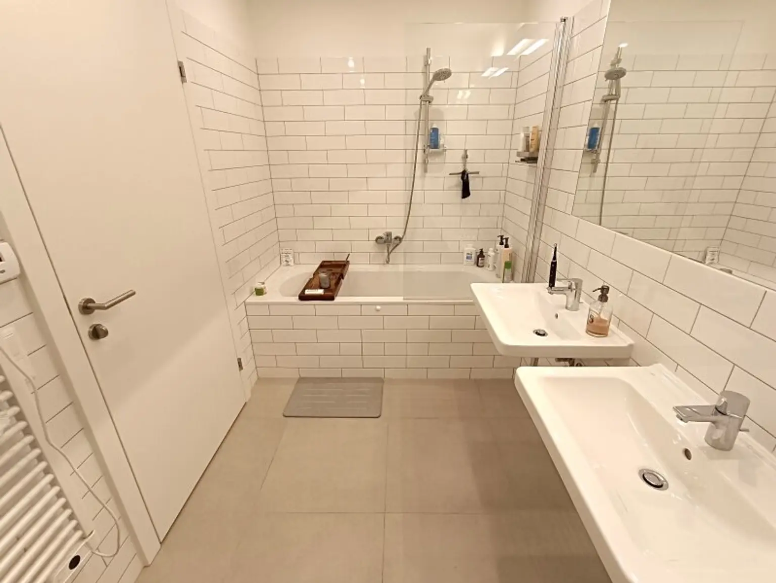 Moderne Dachgeschoss-Wohnung mit Freifläche! 2 Zimmer! Nähe U4 Pilgramgasse!