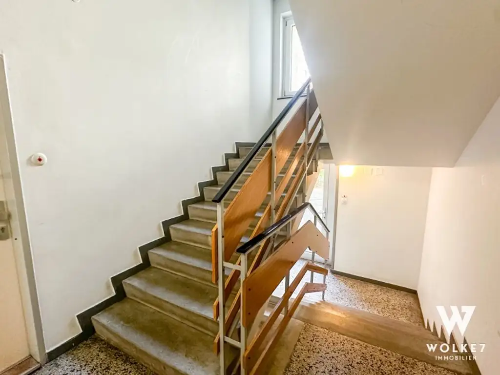 Lichtdurchflutete 2 Zimmer-Dachgeschosswohnung mit viel Potential und Cobenzl-Blick