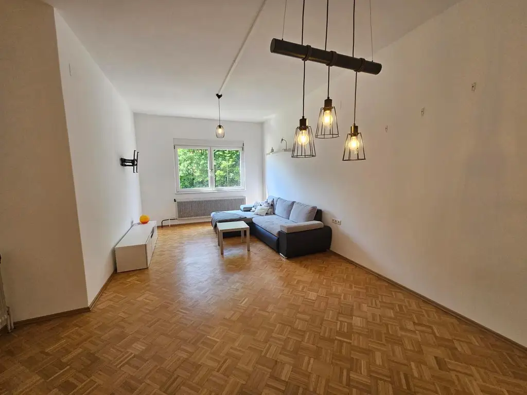 SOLIDES WOHNHAUS MIT NEBENGEBÄUDE