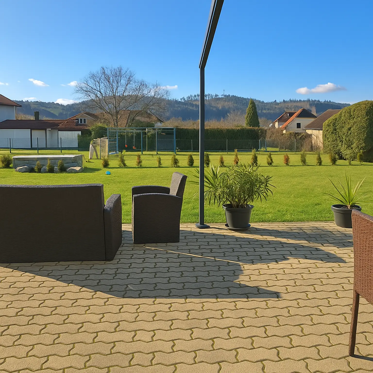 Blick von der Terrasse in den Garten