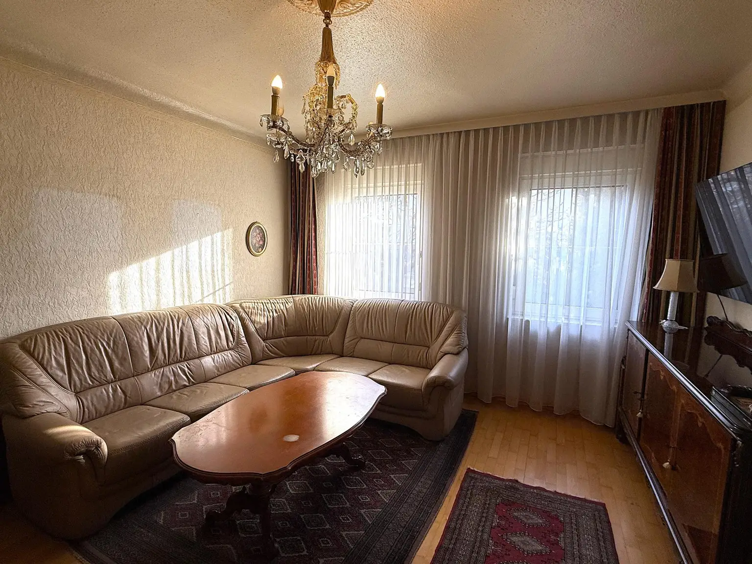 Renovierungsbedürftiges Einfamilienhaus mit idyllischem Garten in Sackgasse