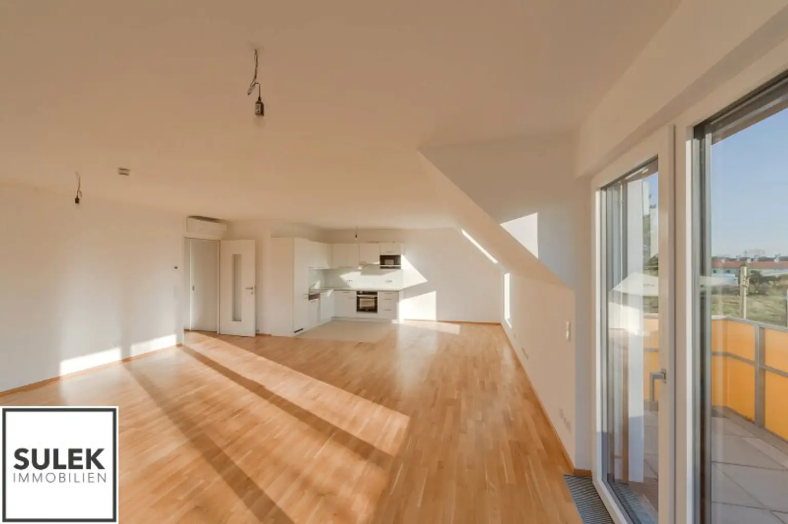 Wohnen in Hirschstetten: großzügige Familien-Wohnung (3-Zimmer) mit Balkon und Grünblick ** ab 01.12 verfügbar