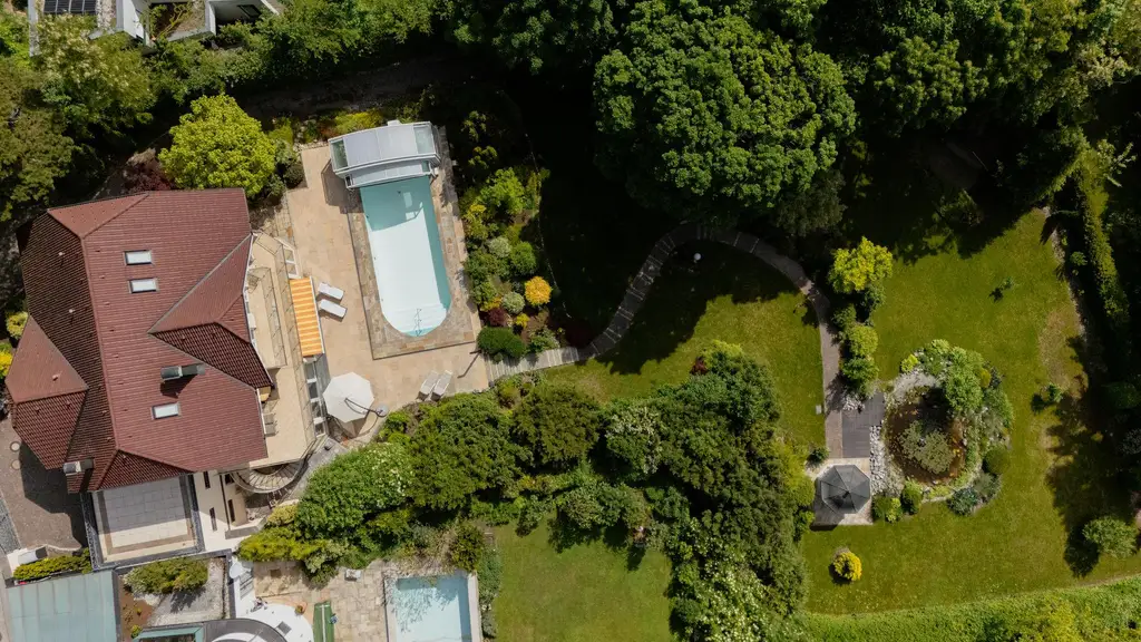 Luxuriöse Villa mit Panoramablick, Swimmingpool und großem Garten in Baden bei Wien