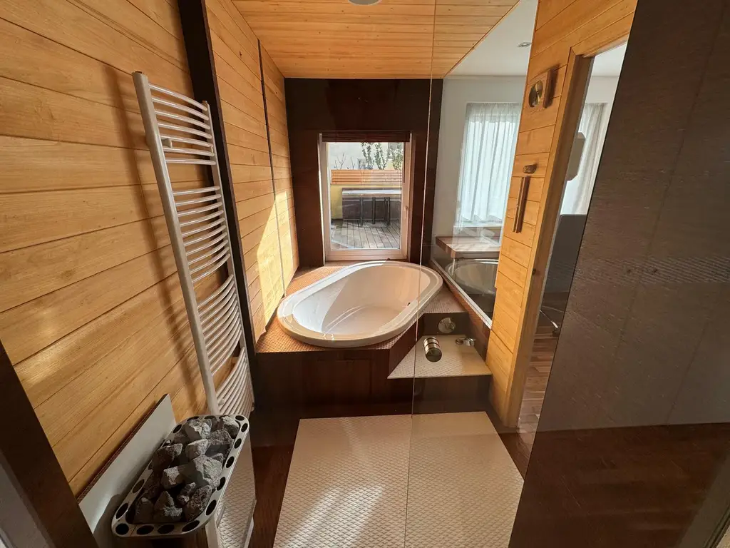 Moderne, luxuriöse  Wohlfühlwohnung mit Tiefgaragenplatz! Inklusive moderner Möblierung!
