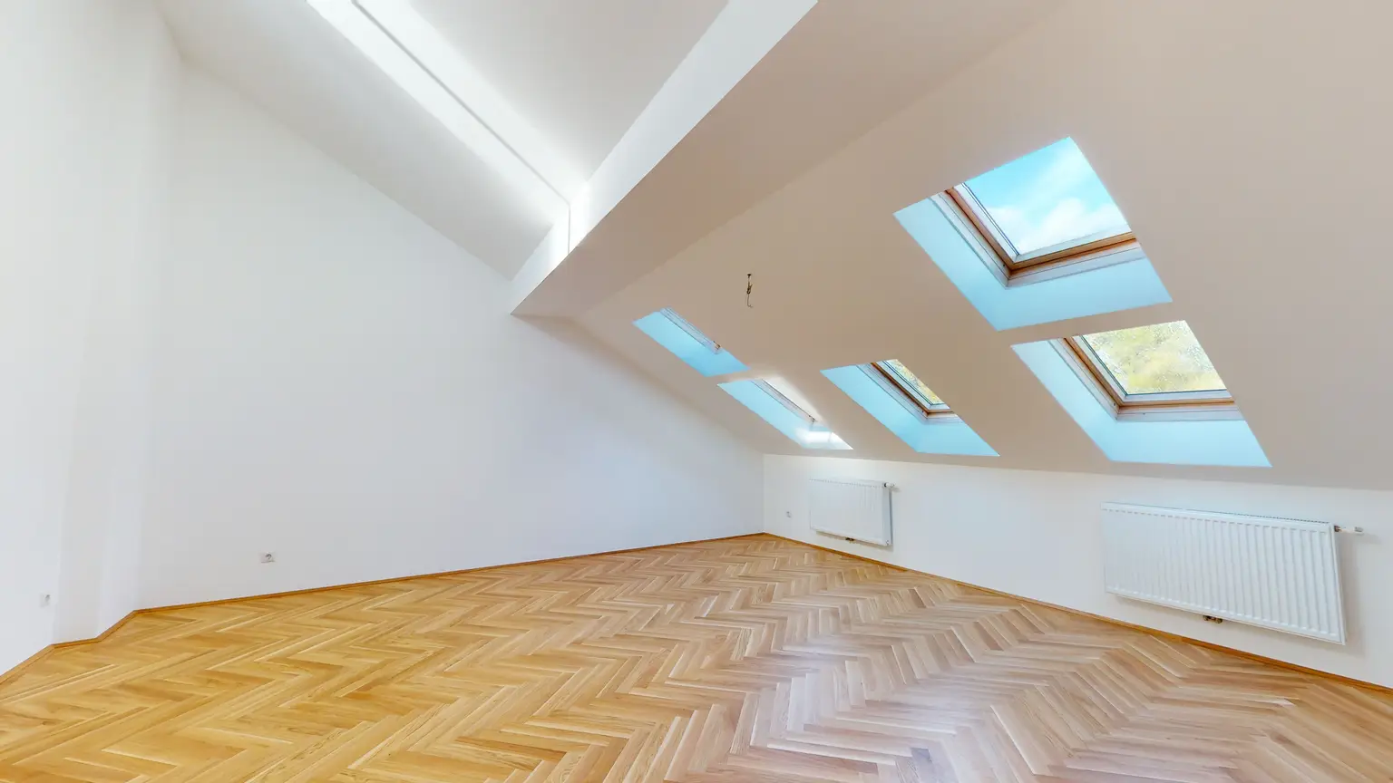 Grünruhelage - Wohnen in gepflegter Villa nahe Linzer Straße - Lichtdurchflutete Dachgeschoßwohnung