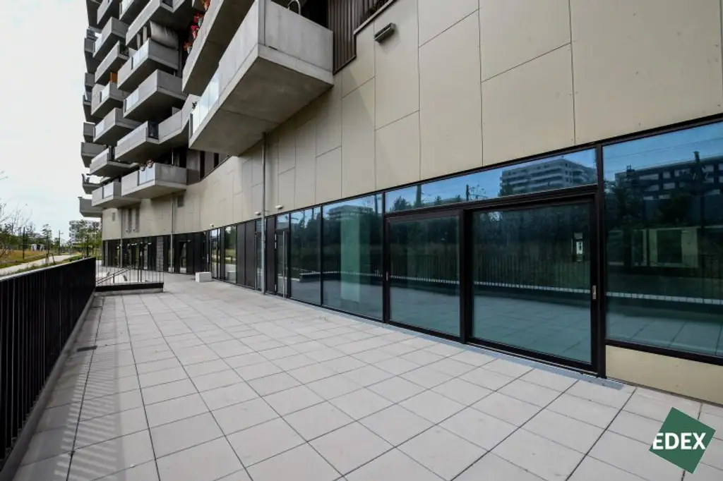 Erstbezug | Moderne Gewerbefläche mit hoher Sichtbarkeit und Terrasse auf zwei Etagen - unbefristet