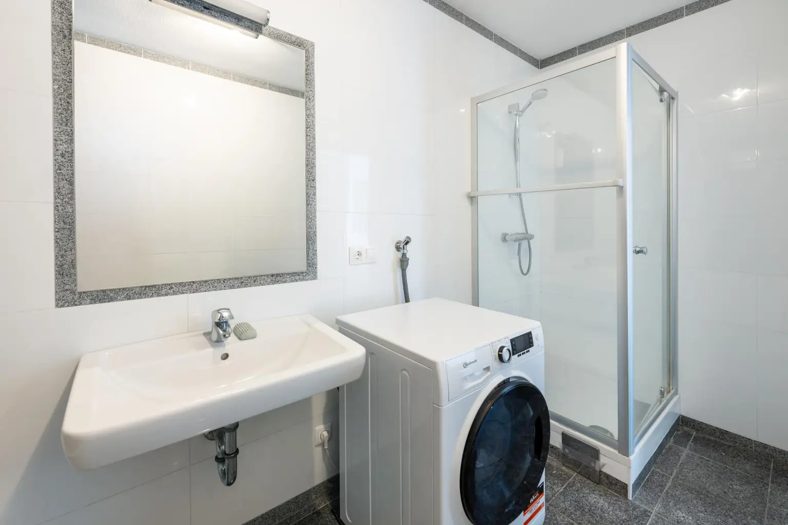 Großzügiges Badezimmer mit Dusche und Wanne