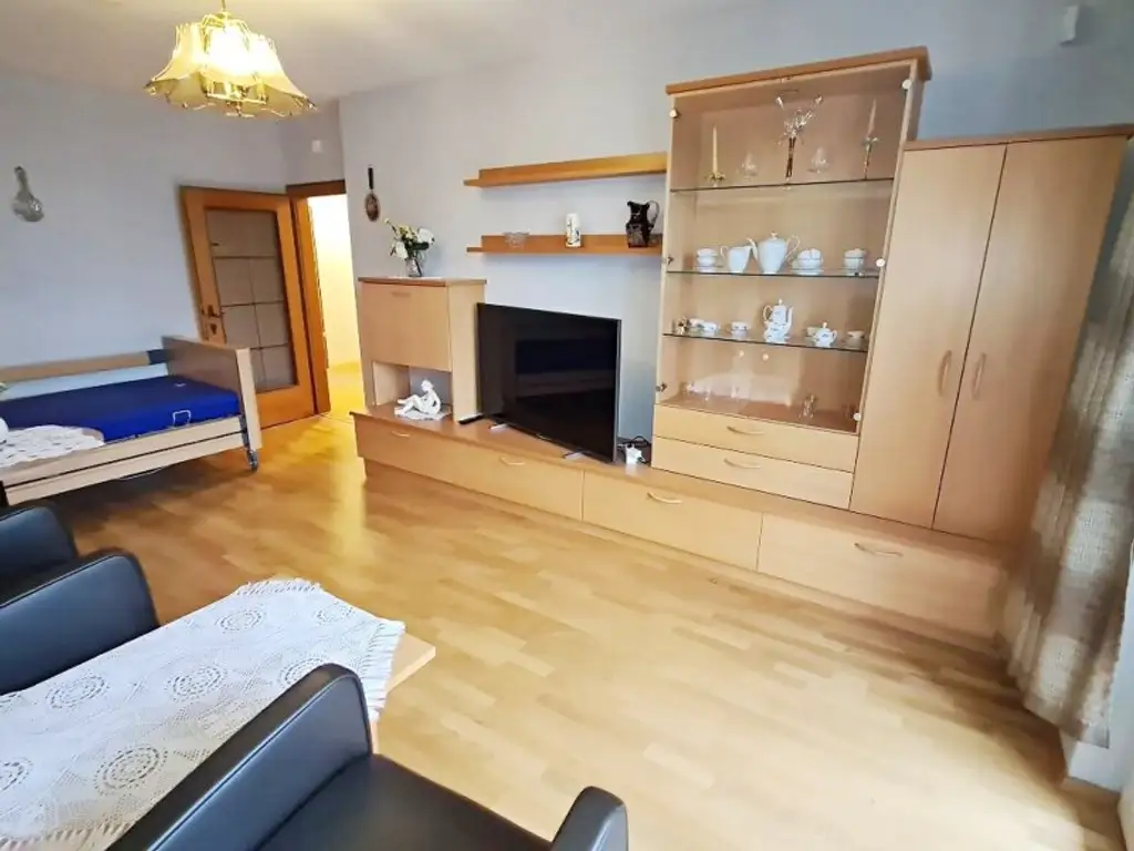 FAMILIENHIT, ENKPLATZ, gepflegte 113 m2 Neubau mit Loggia, 4 Zimmer, Küche, 2 Bäder, teilmöbliert, 3. Liftstock, U3-Nähe