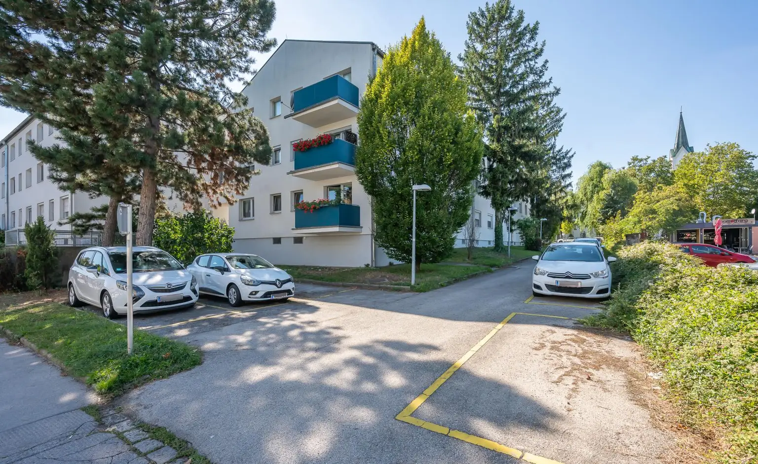Wohnen im Grünen mit Stadtanschluss: 4 Zimmer | Loggia | PKW-Stellplatz