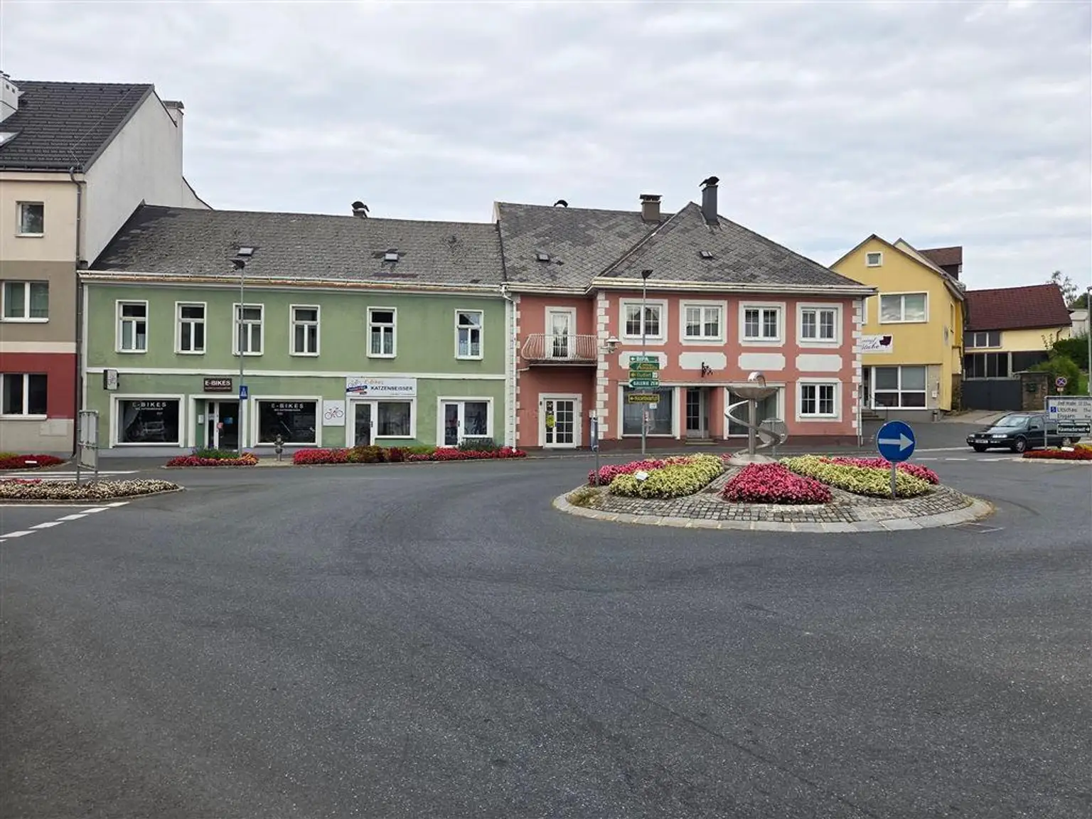 Mehrparteienhaus im Stadtzentrum Heidenreichstein gegenüber der Wasserburg