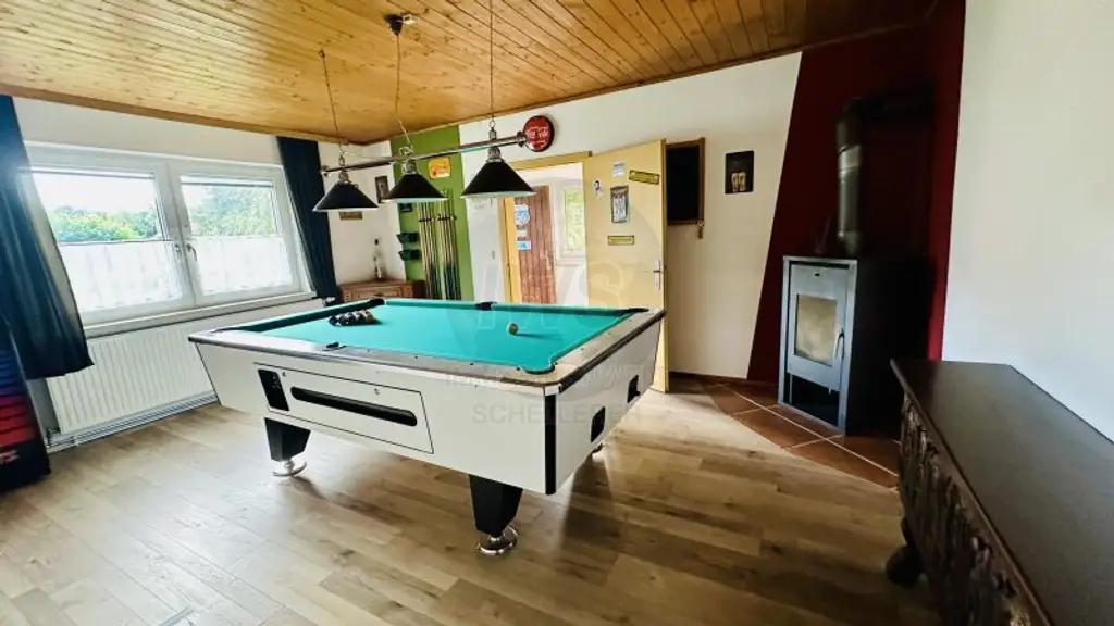 Zwei schöne Bungalows mit großem Garten