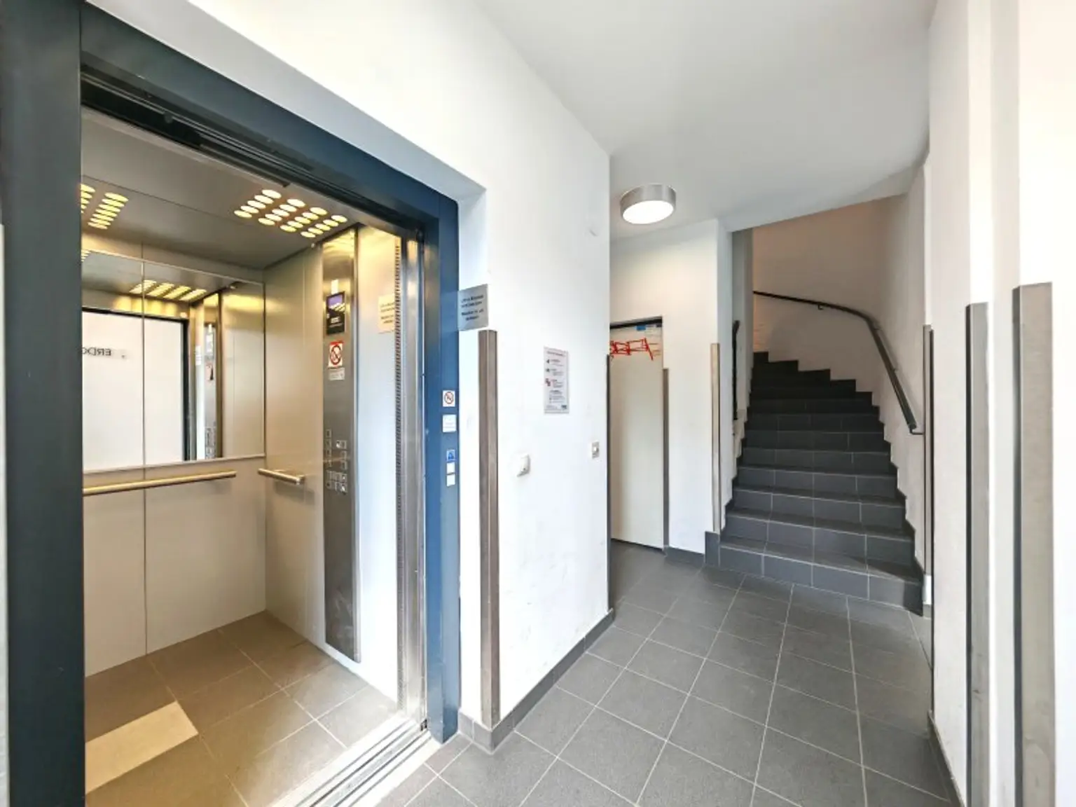 Stiegenhaus mit Lift