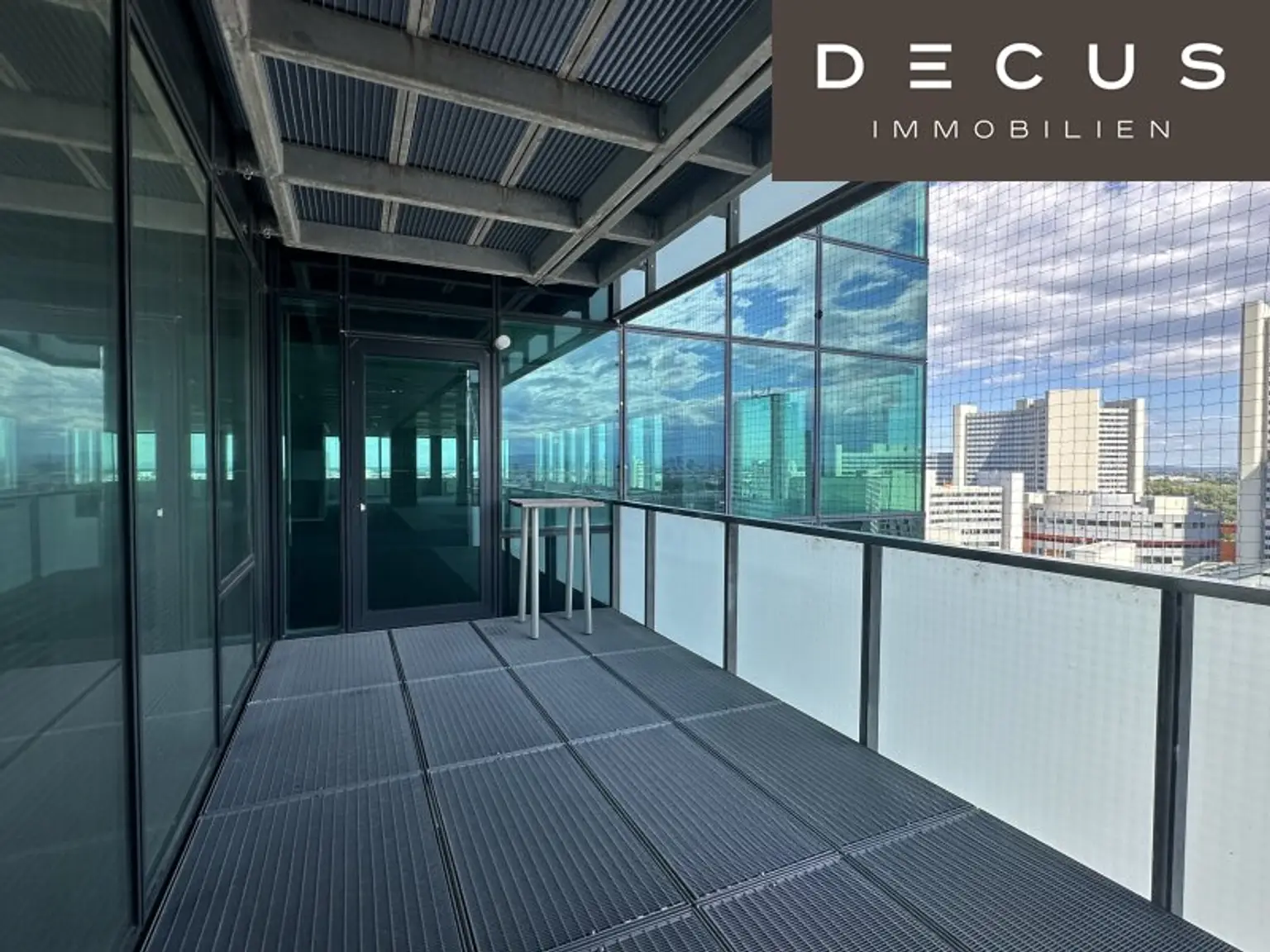 + + + BÜROS MIT AUSBLICK + + + IM SATURN TOWER + + +