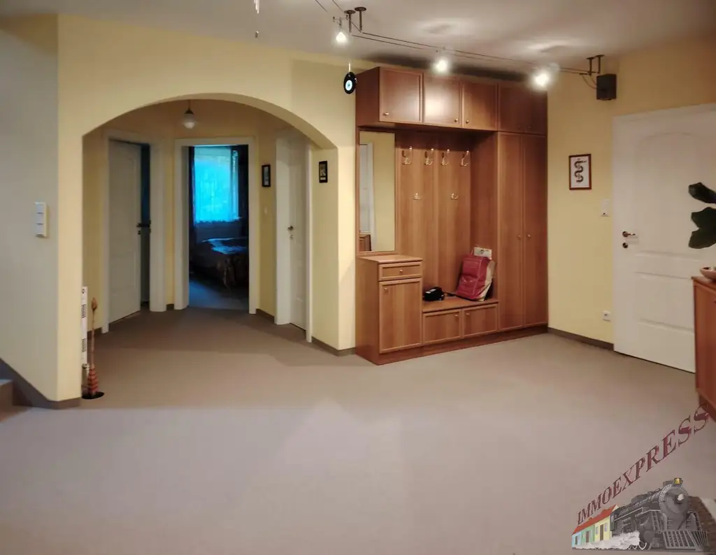 Tolle Villa mit neuer PV-Anlage bietet viel Platz und ruhige, grüne Umgebung – 38 min zur Stadtgrenze Wien!