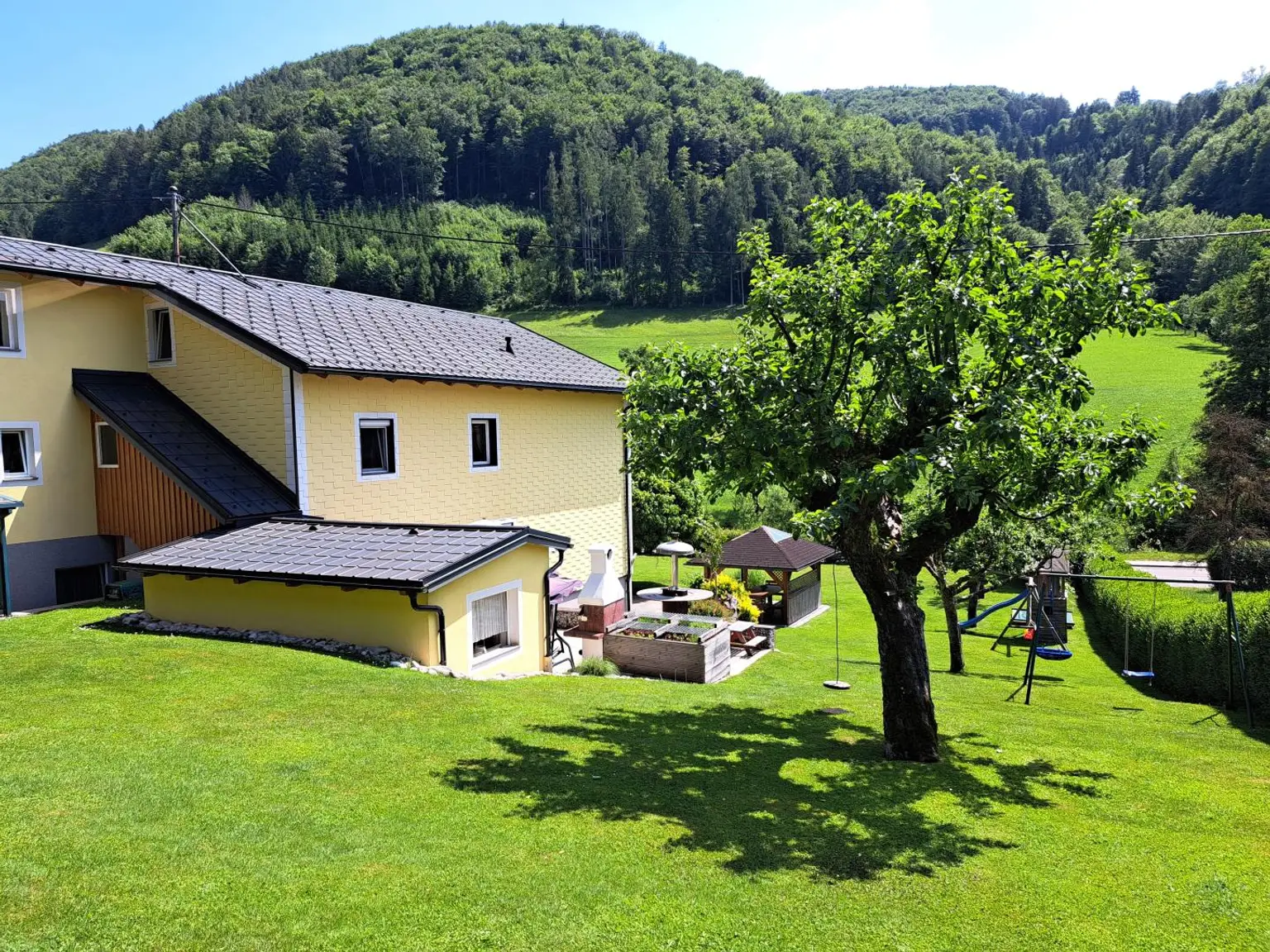 Wohnhaus mit großem Gartenareal