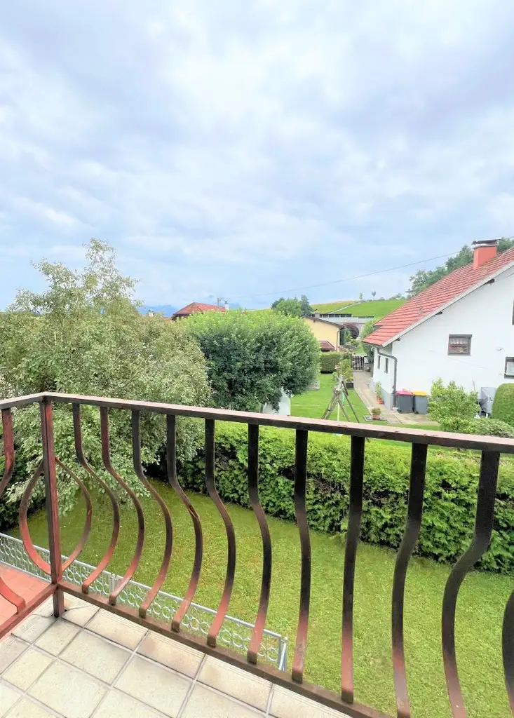 HÜBSCHES WOHNHAUS MIT NEBENGEBÄUDEN