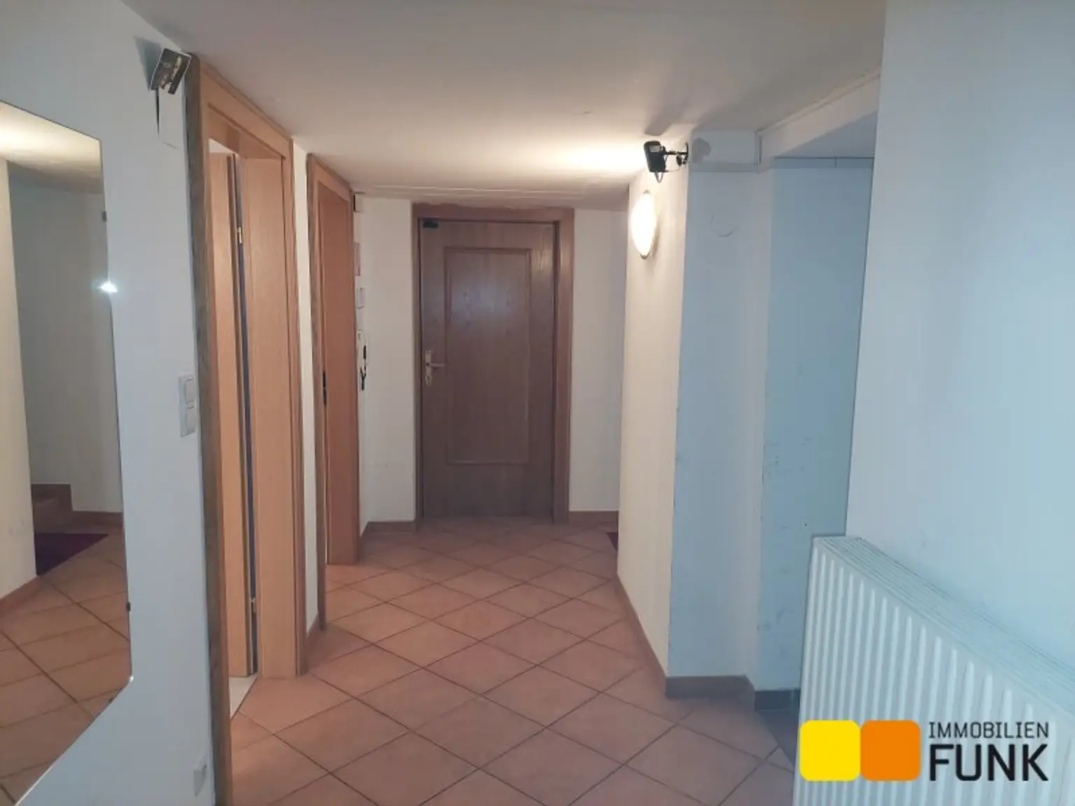 Attraktives Büro mit eigener Garage und zusätzlicher Lagerfläche