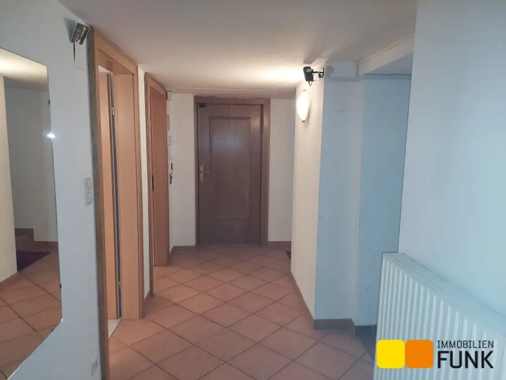 Attraktives Büro mit eigener Garage und zusätzlicher Lagerfläche