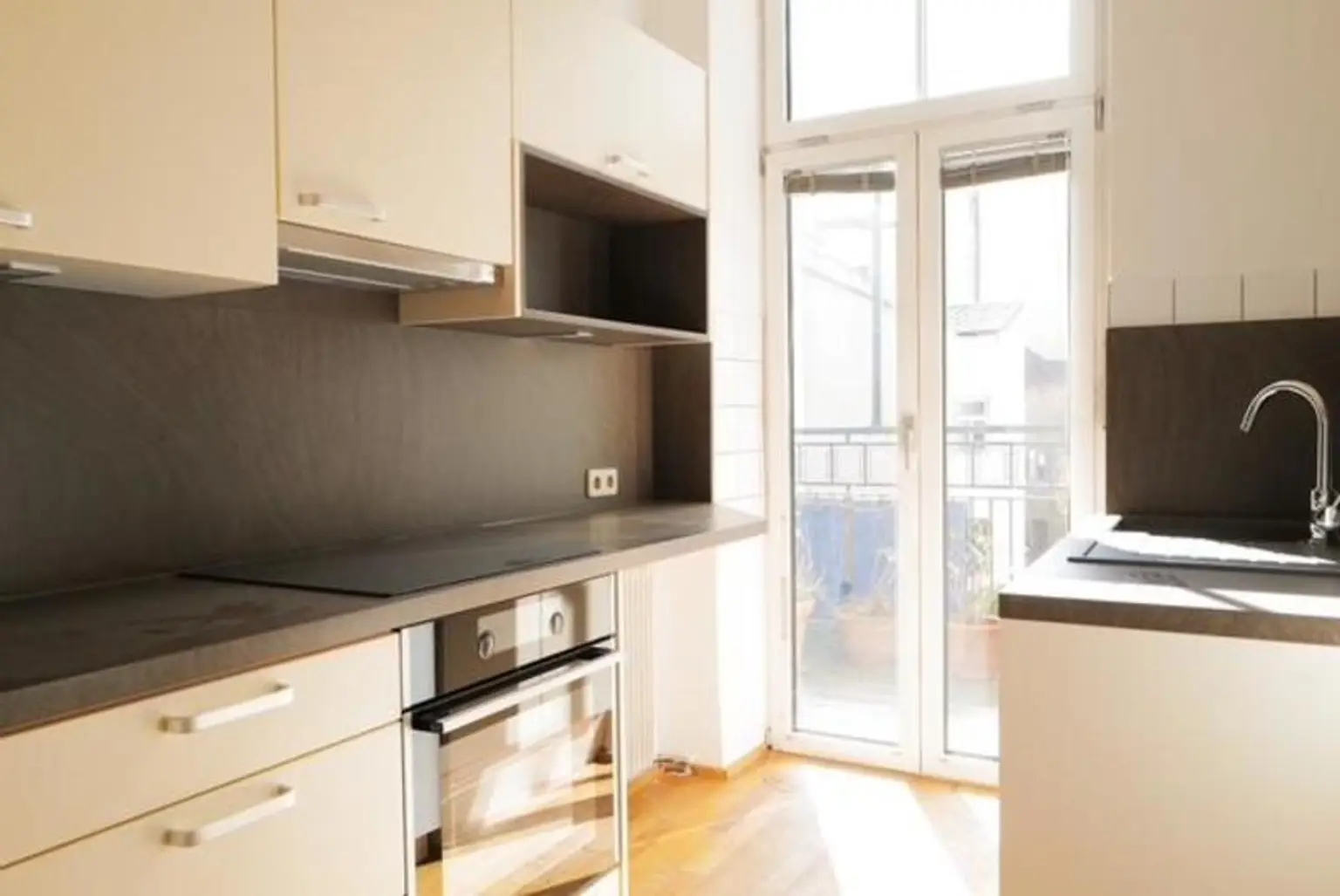 Altbauwohnung mit Innenhof-Balkon - U3 Nähe