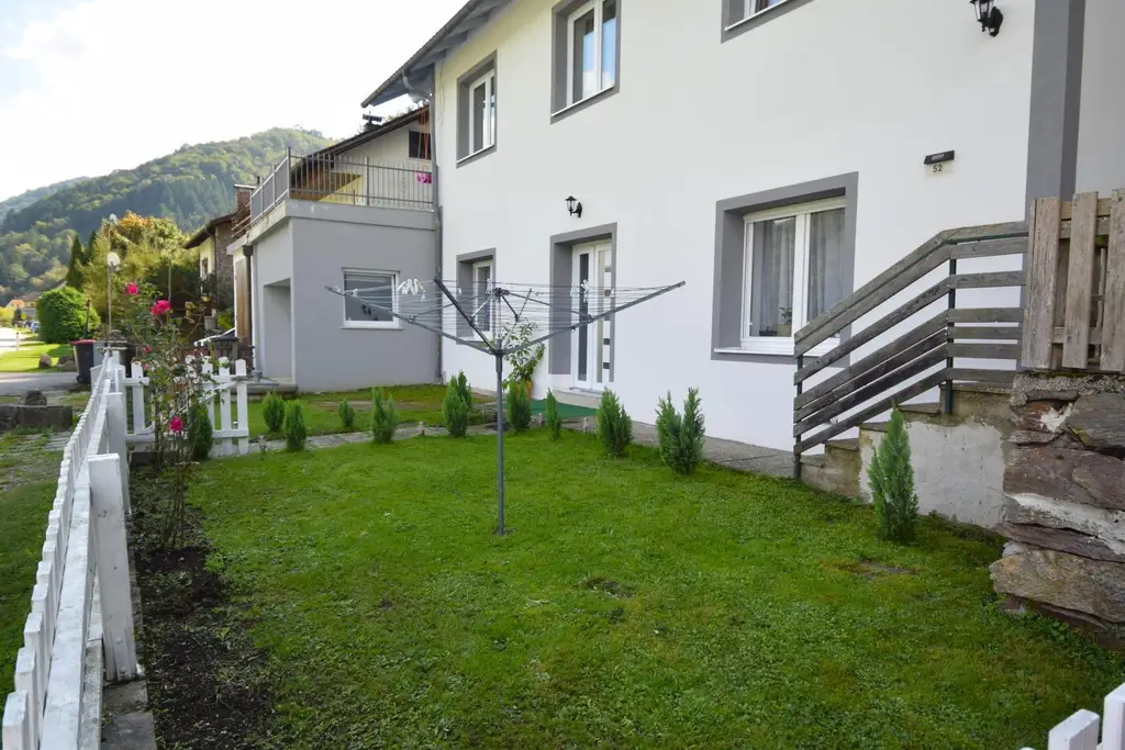 Wohnhaus mit zwei Einheiten und Donaublick