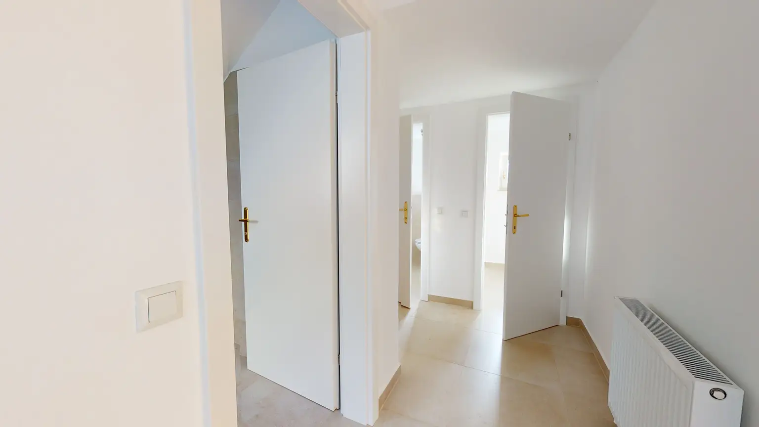 Grünruhelage - Wohnen in gepflegter Villa nahe Linzer Straße - Lichtdurchflutete Dachgeschoßwohnung
