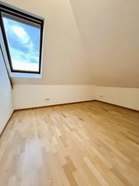 Zimmer 2 mit ca. 8m² plus ca. 3,8m² niedriger als 1,5m