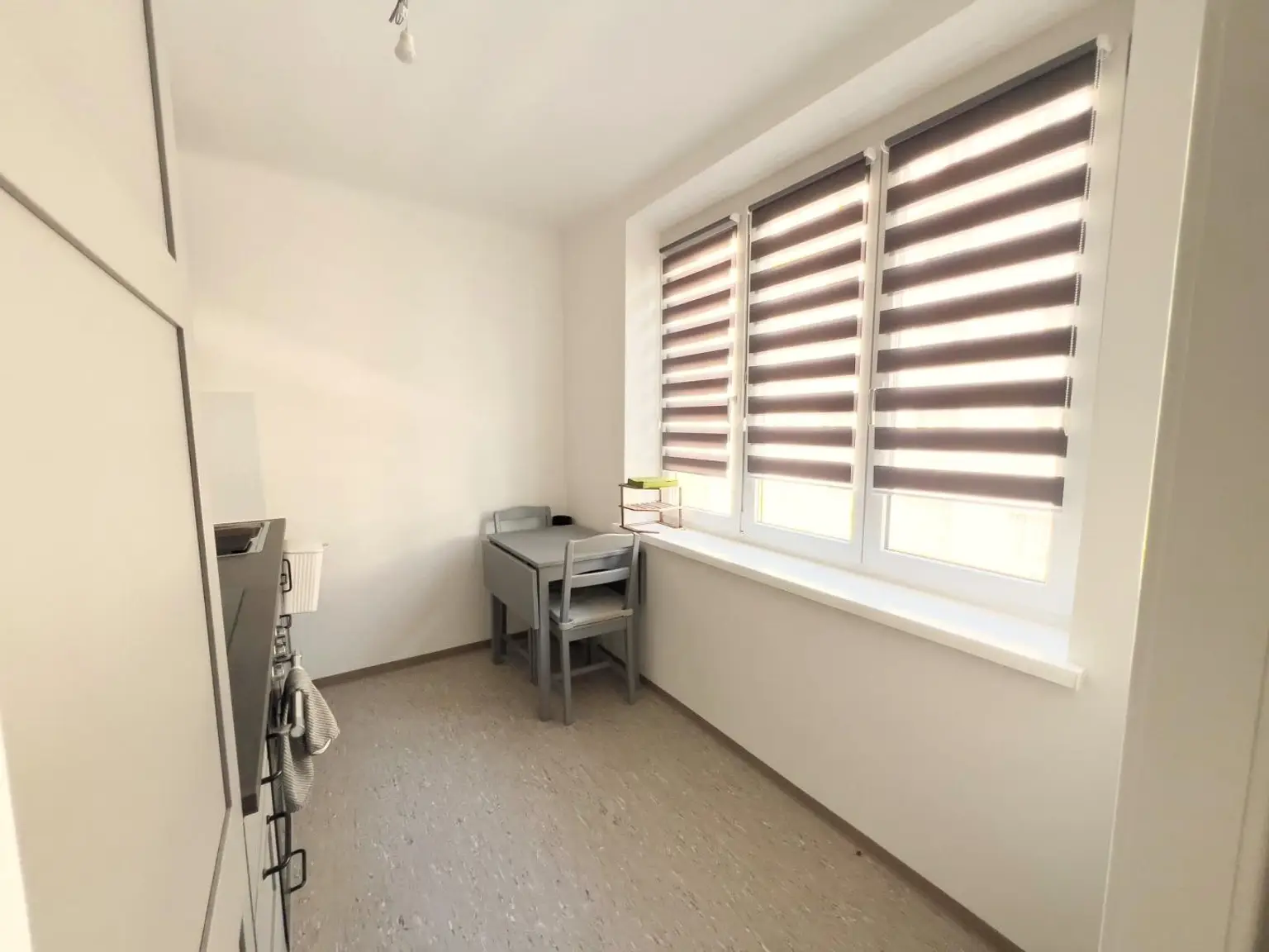"Neu renovierte 1-Zimmer-Wohnung mitten im 12ten!"