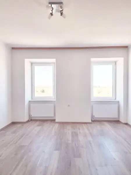 Sanierte  4 Zimmer Wohnung im Haus mit einem großen Garten