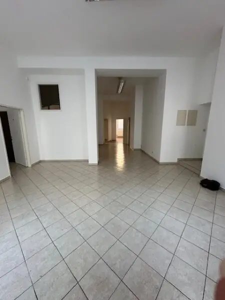 Ruhige Lage, modernes Büro/Praxis mit Autoabstellplätzen in zentraler Lage! Unbefristet!