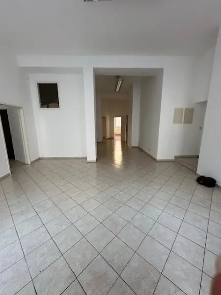 Ruhige Lage, modernes Büro/Praxis mit Autoabstellplätzen in zentraler Lage! Unbefristet!