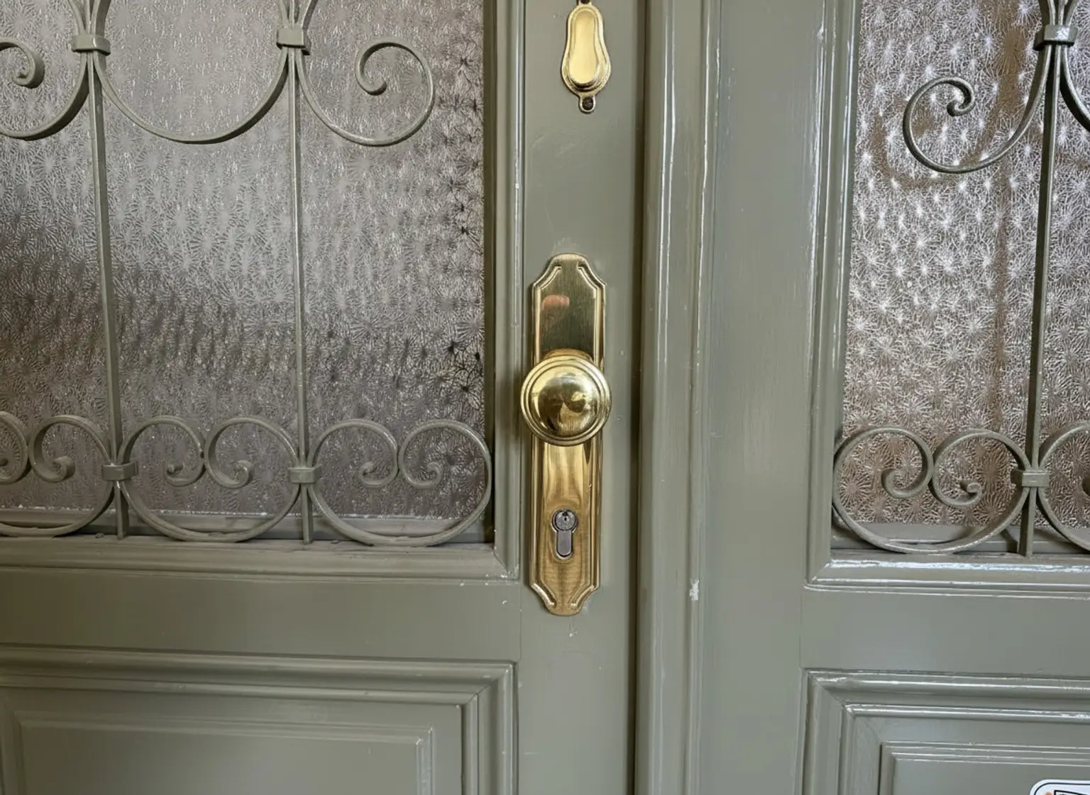 Altbaucharme inmitten Dögling - geräumige zwei Zimmer Wohnung