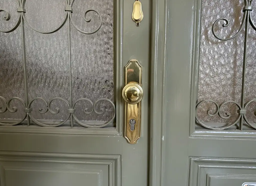 Wiener Klassik: Sanierungsbedürftige Wohnung mit Balkon