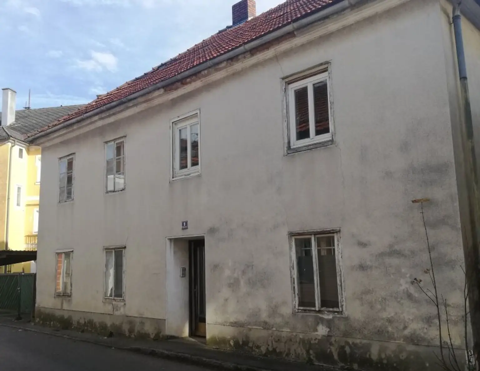 Renovierungsbedürftiges Wohnhaus in Zentraler Lage