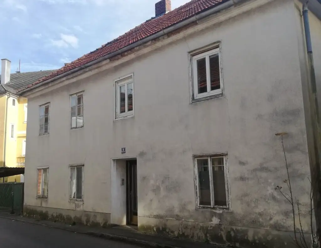 Renovierungsbedürftiges Wohnhaus in Zentraler Lage