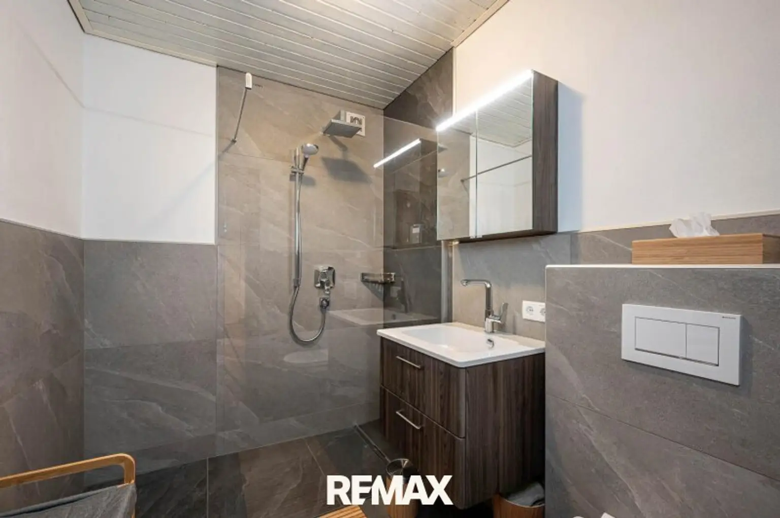 Badezimmer mit Dusche