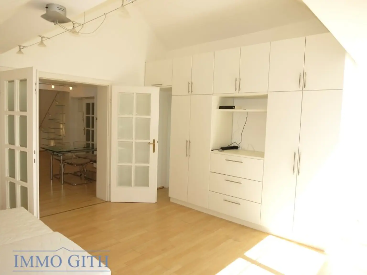 PROVISIONSFREI: PENTHOUSE MIT TERRASSE, LIFT UND KLIMA-ANLAGE IN HIETZINGER VILLA!