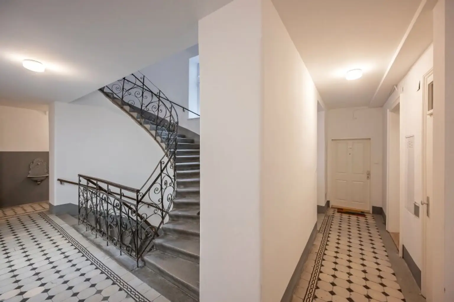 ++NEU++ Renovierungsbedürftige 4-Zimmer Altbauwohnung im Erdgeschoss!