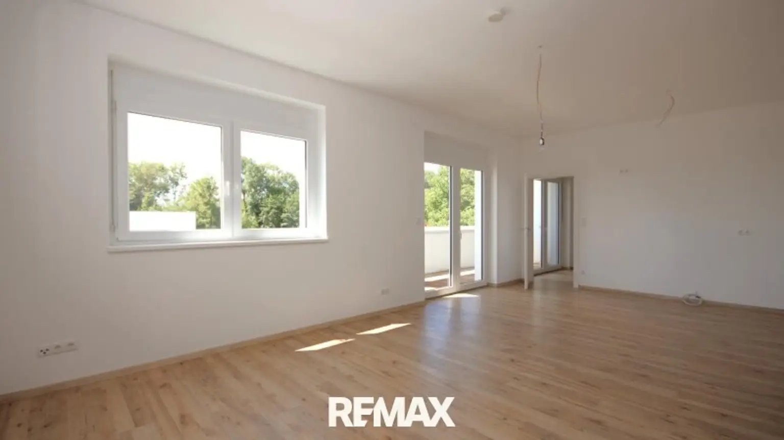 Wohnzimmer mit Küchenanschlüssen im rechten Eck