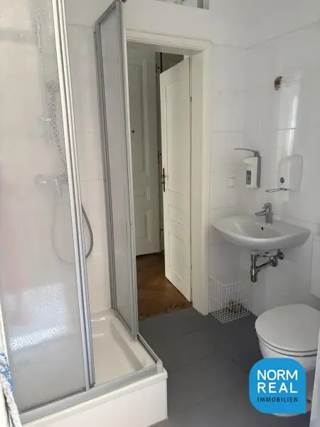 Bad mit Dusche
