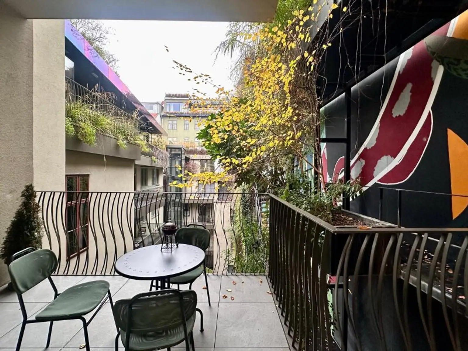 Modern revitalisiertes Altbaujuwel mit Balkon und Grünblick