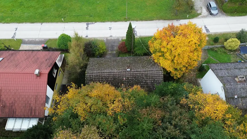 Grundstück mit Blick auf die Donau und sanierungsbedürftigem Bungalow