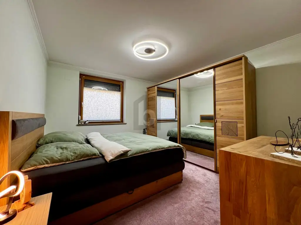 Preisreduktion! PREISHIT! SANIERT MIT SONNIGEM WINTERGARTEN UND SUPER AUFTEILUNG!