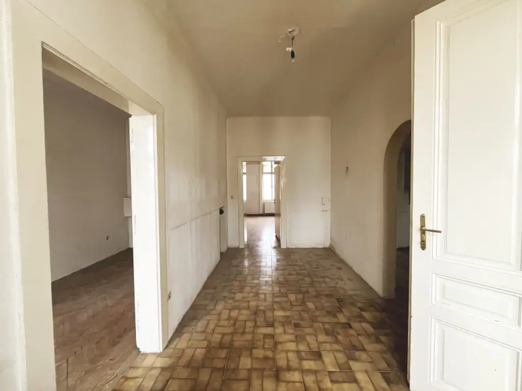 Bandgasse / Sanierungsbedürftige 2 Zimmer Wohnung
Dachgeschoß / Charmanter Altbau