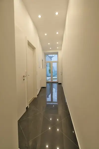 SIEBENBRUNNENPLATZ: Wohnküche + 2 Zimmer + 32 m² Terrasse (neben neuer U2-Station Reinprechtsdorfer Straße)